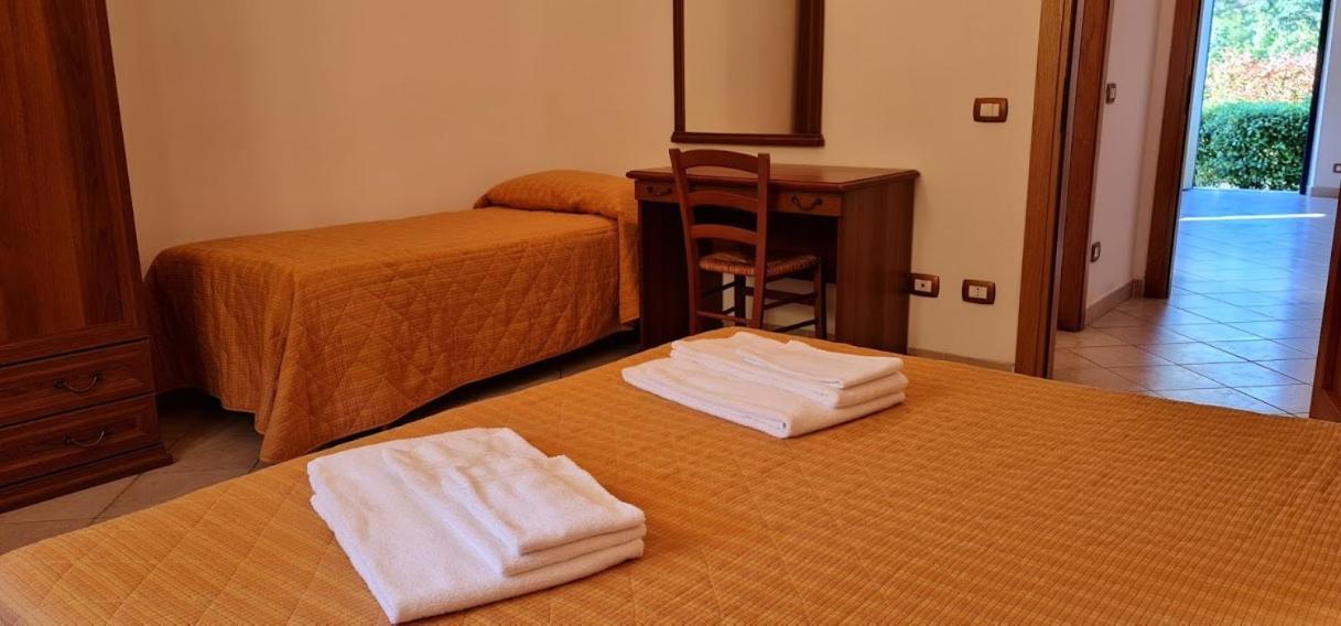 Oasi Del Grillo Aparthotel Castelnuovo Berardenga Exteriör bild