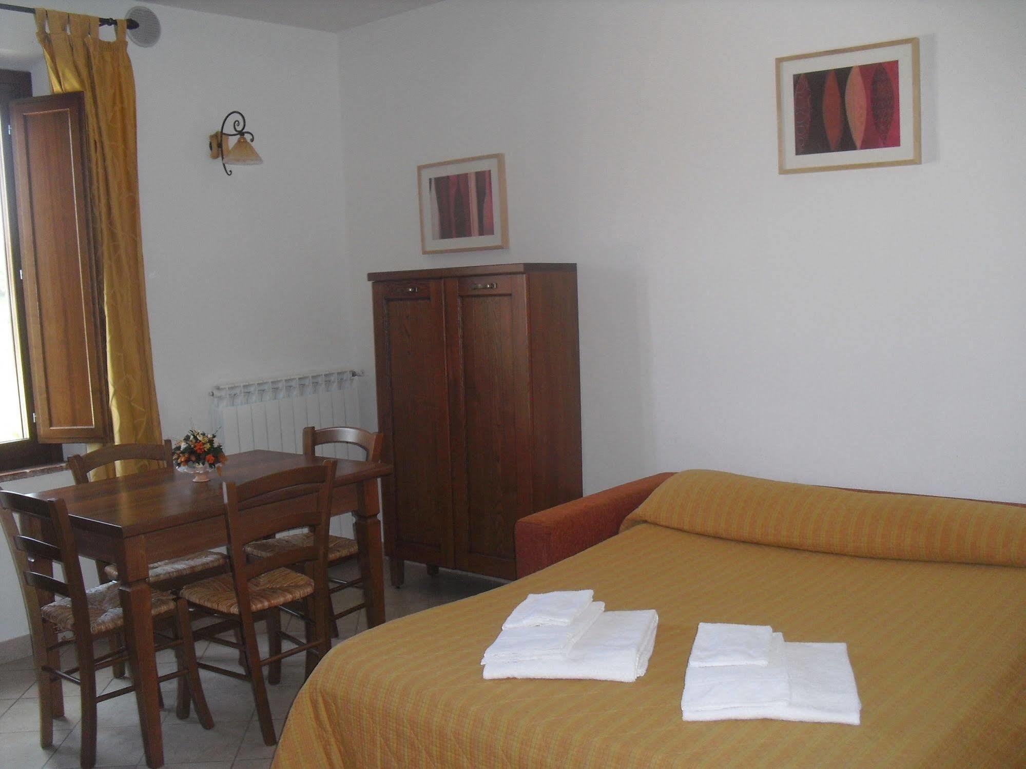 Oasi Del Grillo Aparthotel Castelnuovo Berardenga Exteriör bild